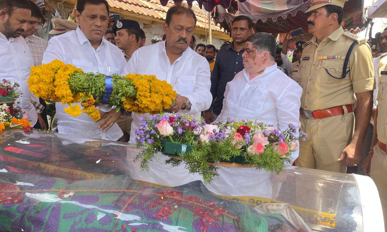 Telangana leaders pay tribute to martyred Greyhounds constable Vadla Sridhar during funeral at Palwancha, Kamareddy.